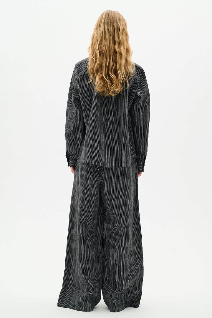 Pantalon de lin Solina avec jambe large, taille haute, et design décontracté, vu de dos.