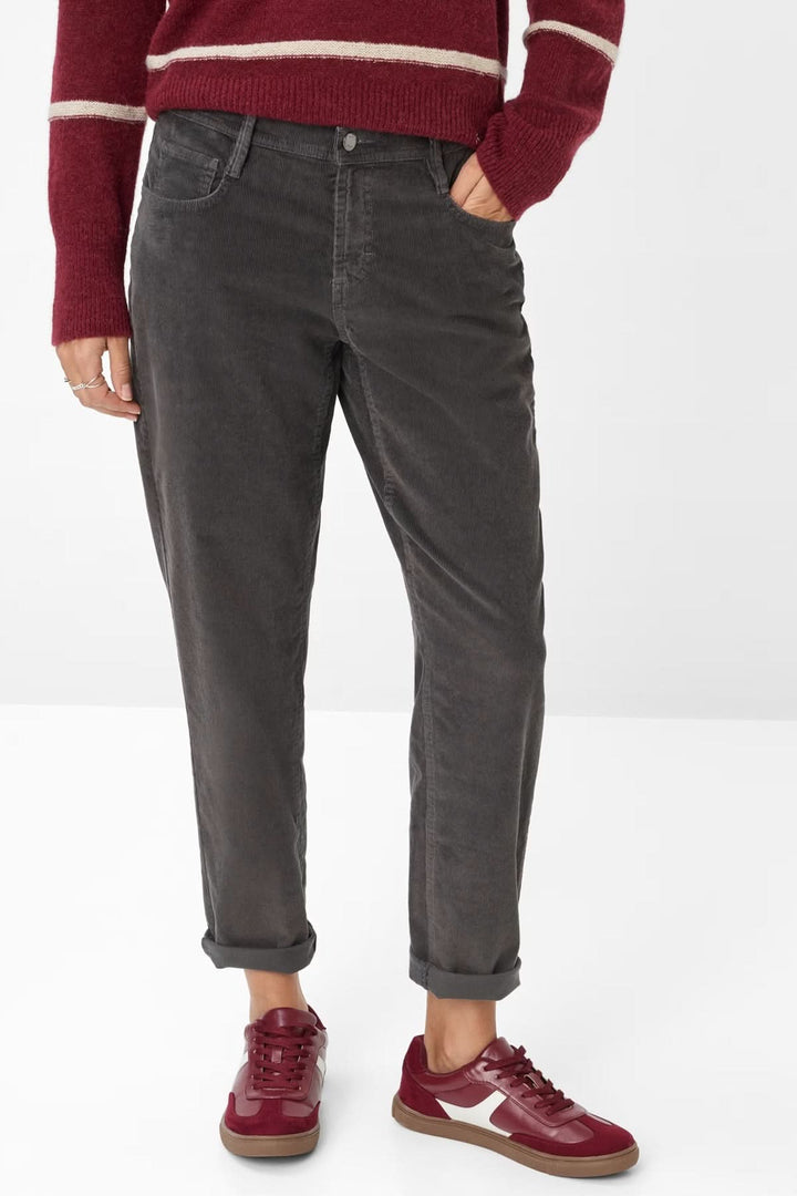 Pantalon de style Mary, coupe décontractée avec texture douce, taille mi-haute, jambes fuselées et revers. Look casual et moderne.