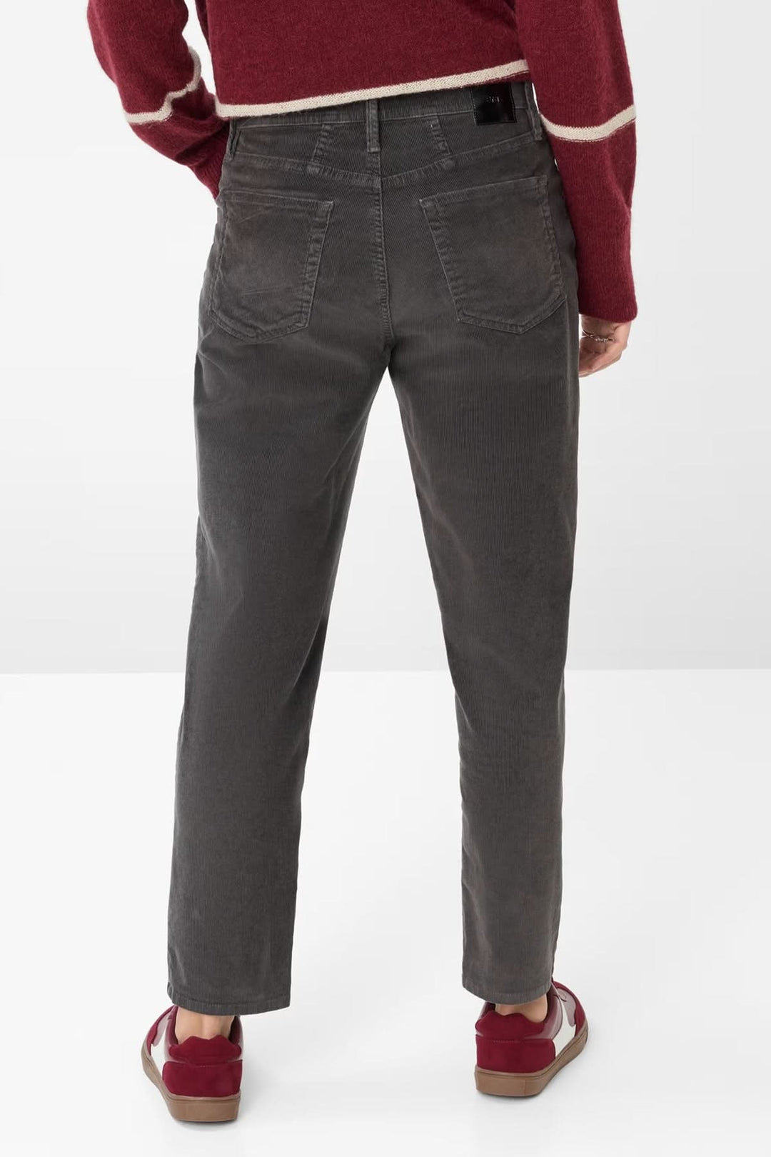 Pantalon de style Mary, vue de dos, coupe décontractée avec texture douce et jambes fuselées pour un look casual moderne.