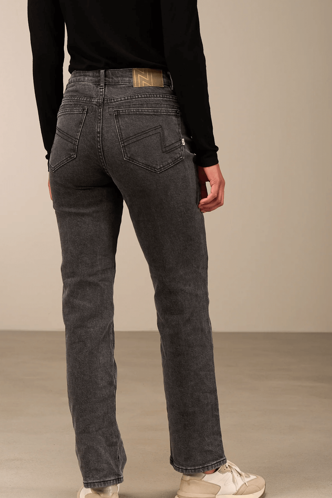 Pantalon droit en denim noir avec coupe droite et cinq poches, offrant confort et style intemporel pour un look moderne et décontracté.