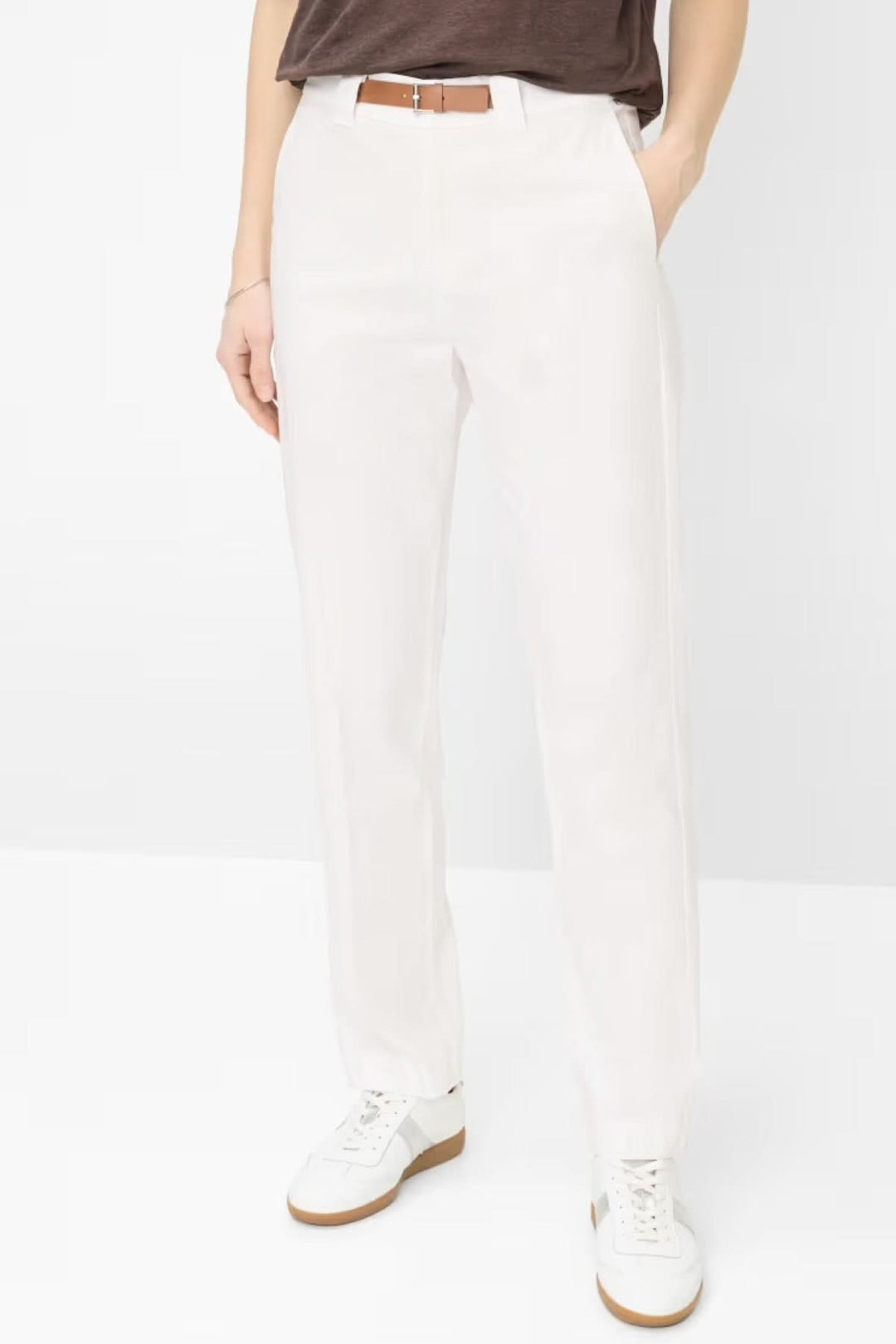 Pantalon droit Madison blanc élégant avec coupe structurée et ceinture intégrée, idéal pour toutes les occasions.