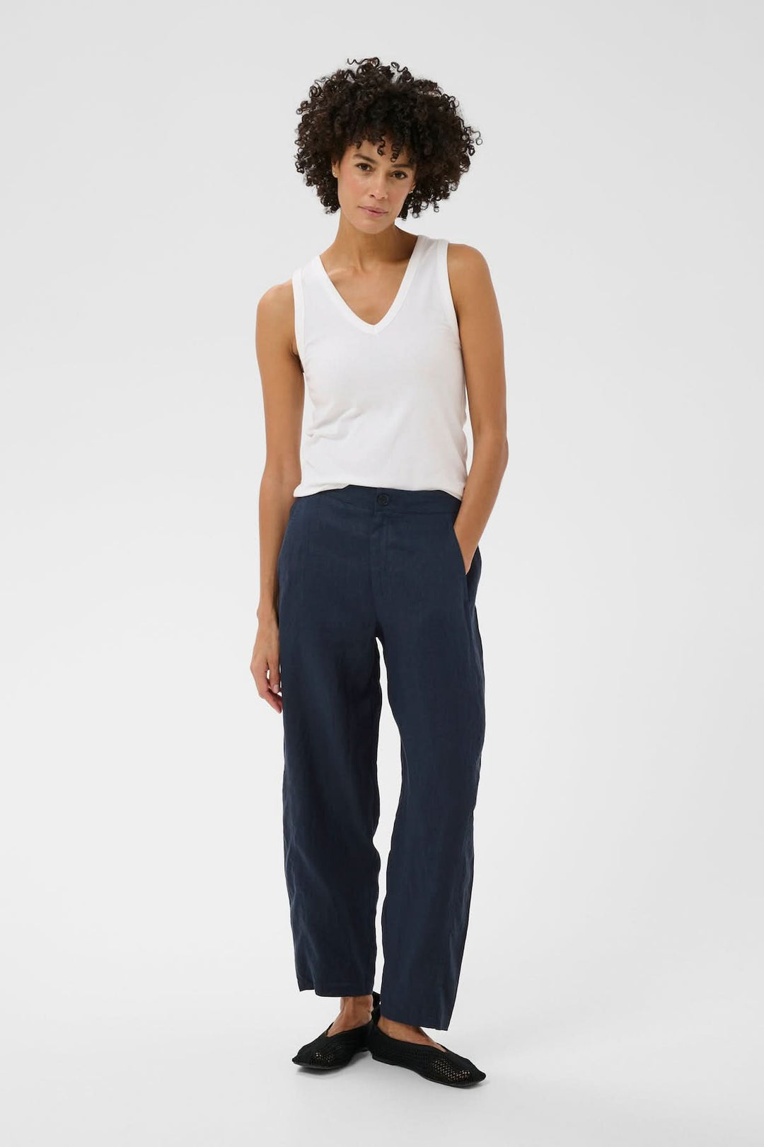 Pantalon en lin Atima bleu avec coupe droite, porté par une femme, offrant une allure épurée et un confort quotidien.