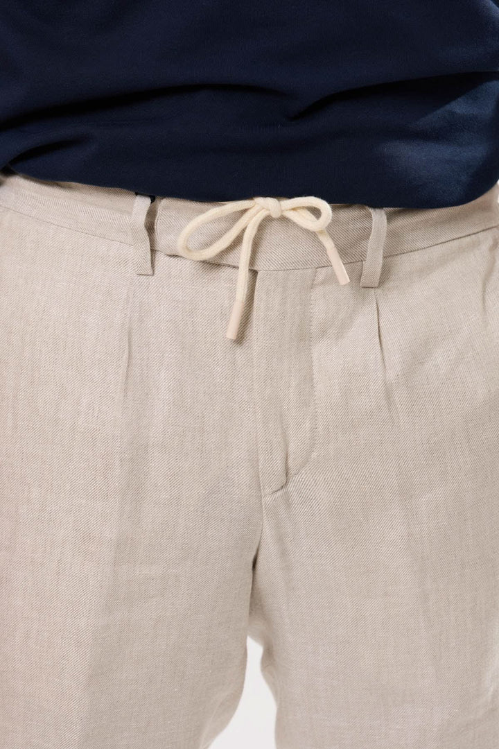Pantalon en lin léger avec taille élastique et cordon de serrage, parfait pour un look estival décontracté.