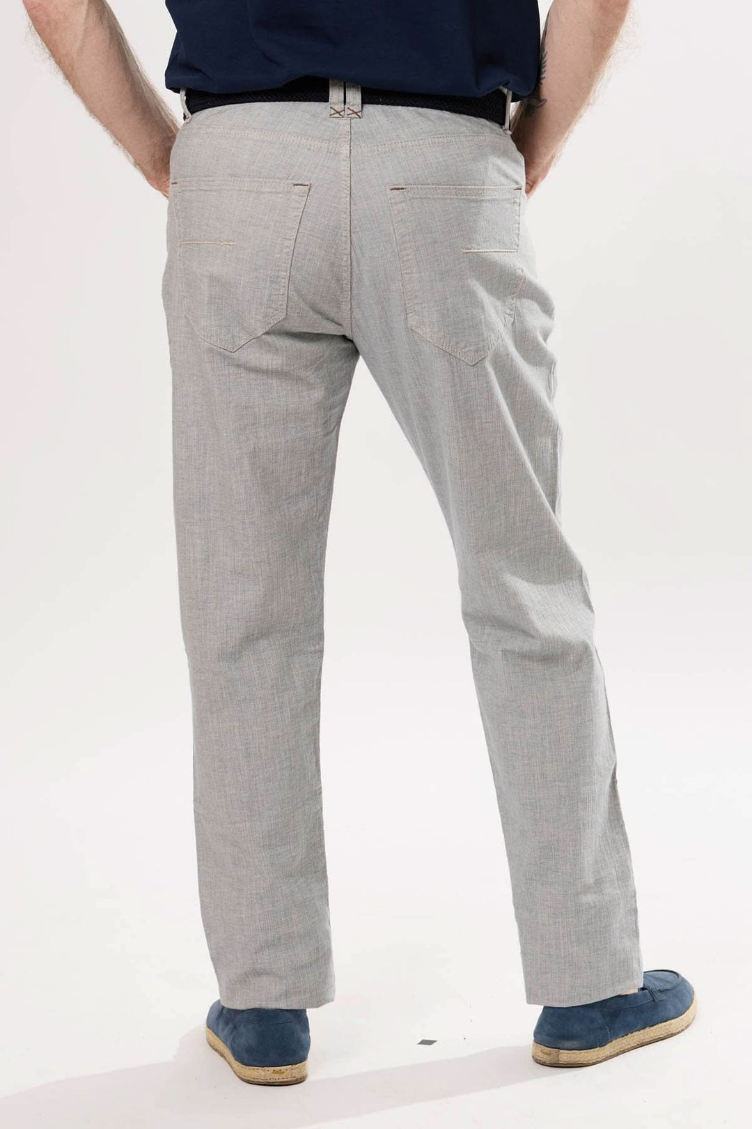 Pantalon en lin léger avec coupe droite et poches arrière, idéal pour la saison chaude.