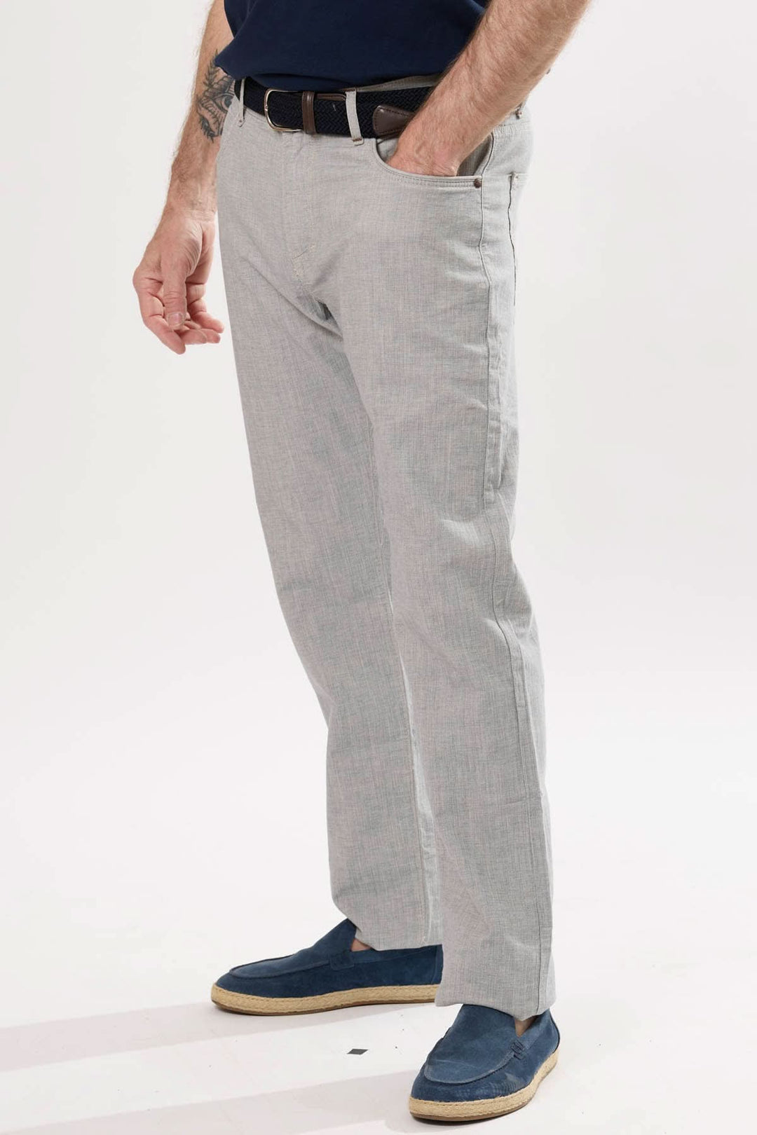 Pantalon en lin léger avec coupe décontractée, poches avant et jambe légèrement fuselée, porté par un homme.