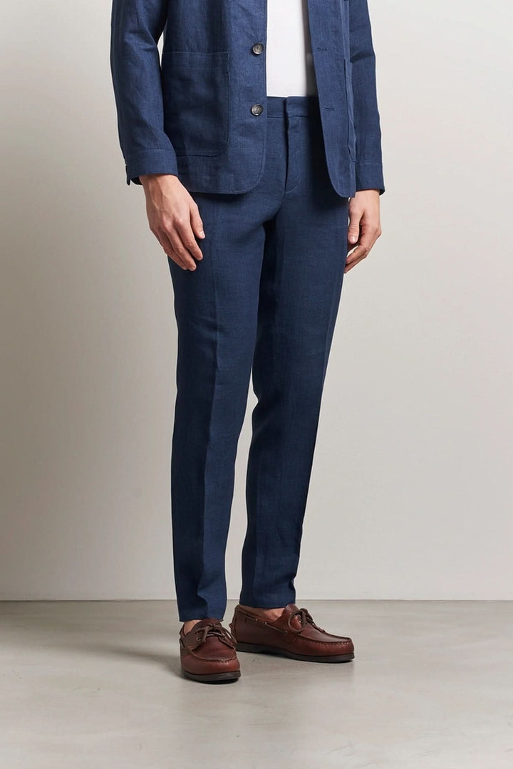 Pantalon en lin élégant et confortable, couleur bleu marine, coupe ajustée pour un look moderne.
