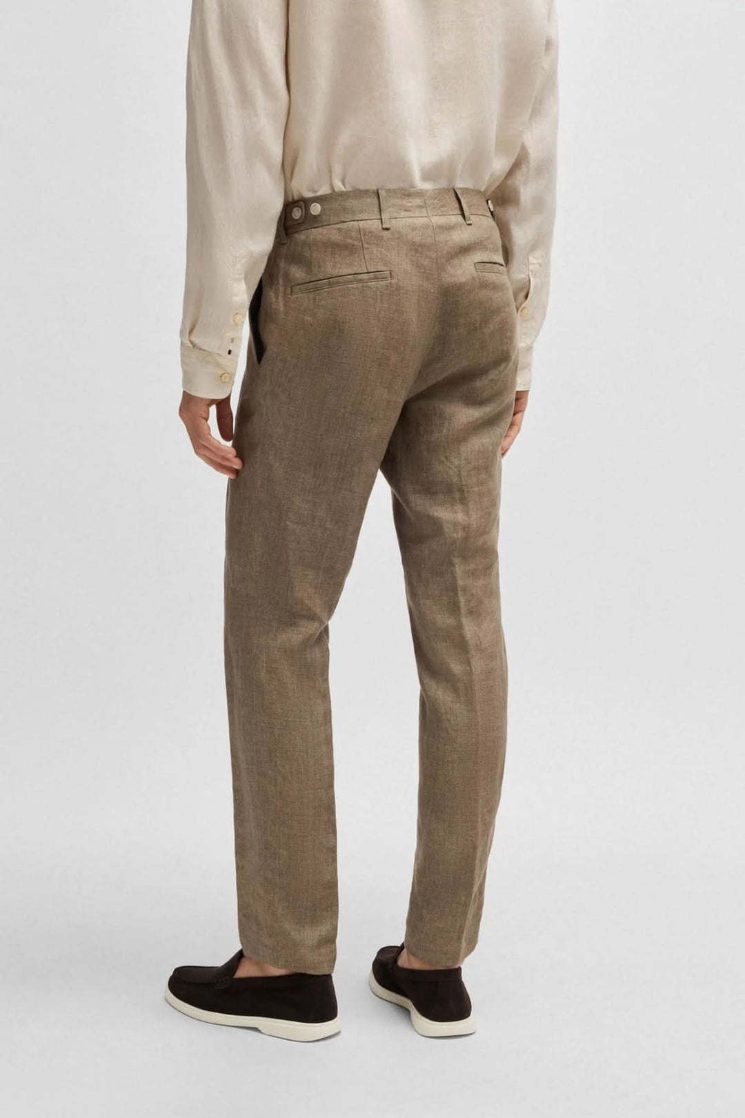 Pantalon en lin beige vu de dos, élégant et ajusté, parfait pour un look décontracté et sophistiqué.