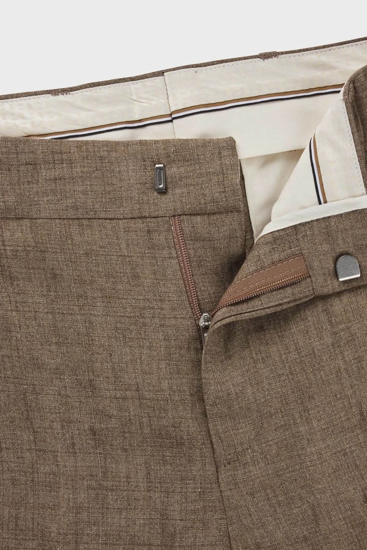 Détails du pantalon en lin, montrant la doublure intérieure et la fermeture à glissière en bronze.