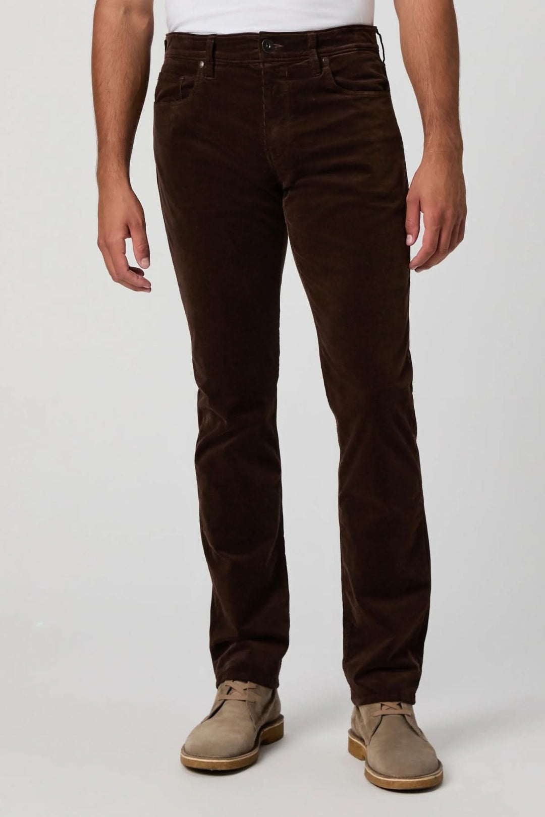Pantalon en micro corduroy marron, coupe ajustée, confort supérieur et élégance décontractée, idéal pour un style polyvalent.