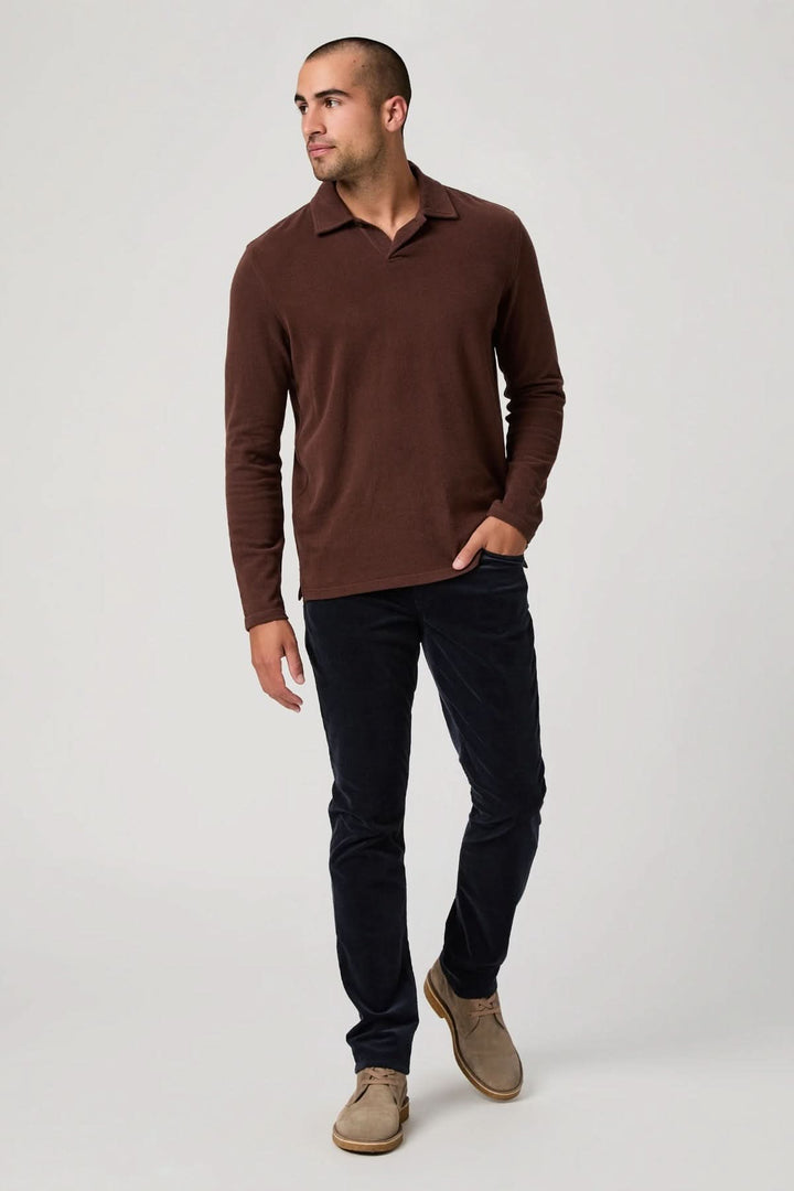 Homme portant un pantalon en micro corduroy, élégant et confortable, idéal pour une allure contemporaine et polyvalente.