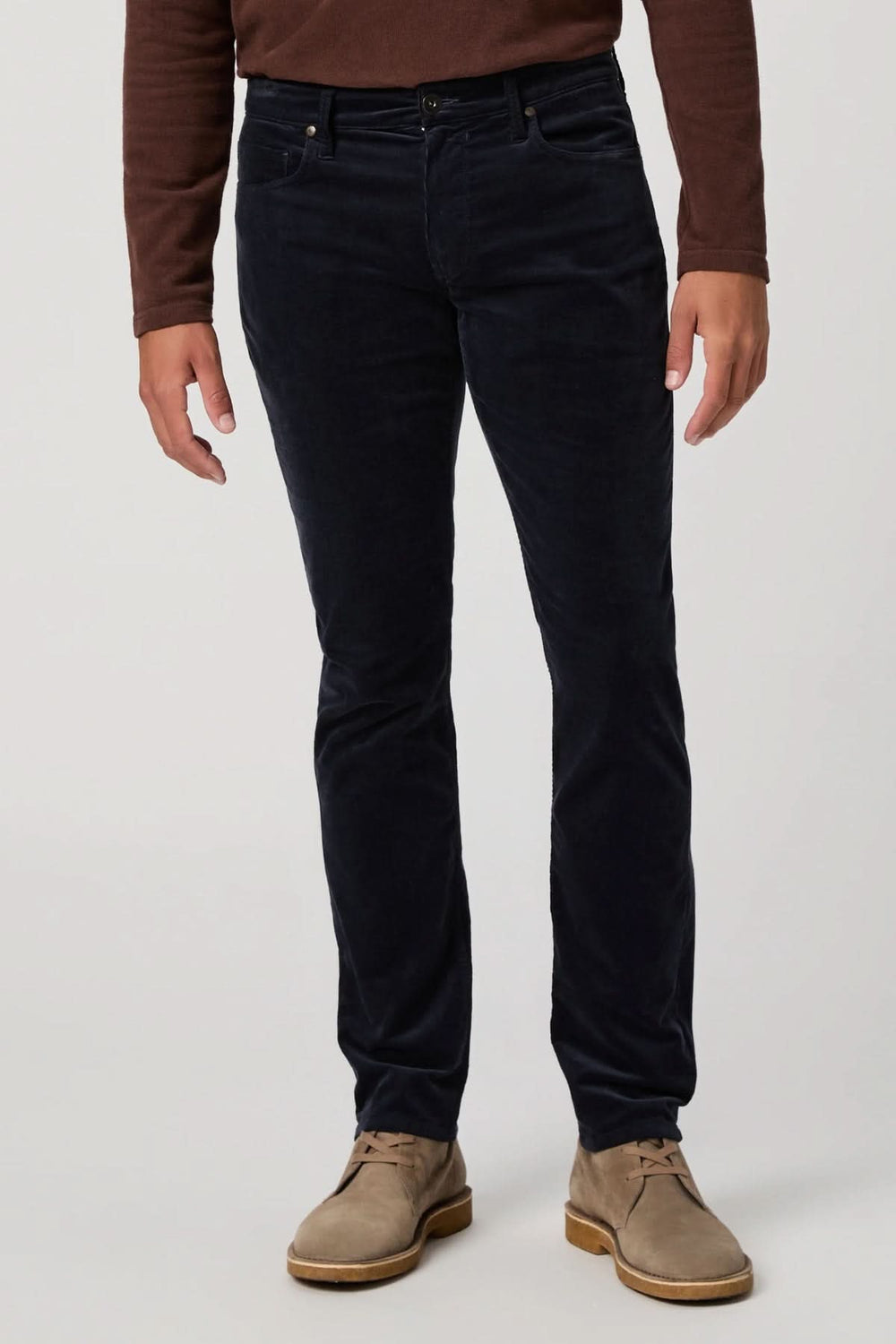 Homme portant un pantalon en micro corduroy de Paige, coupe ajustée, couleur noire, avec un confort stretch et une douceur exceptionnelle.