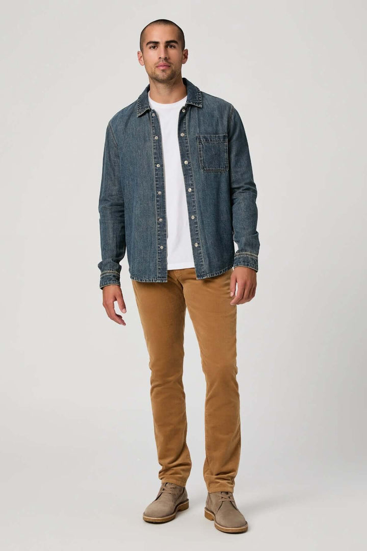 Homme portant un pantalon en micro corduroy avec chemise en jean, élégance décontractée et confort supérieur, coupe ajustée polyvalente.