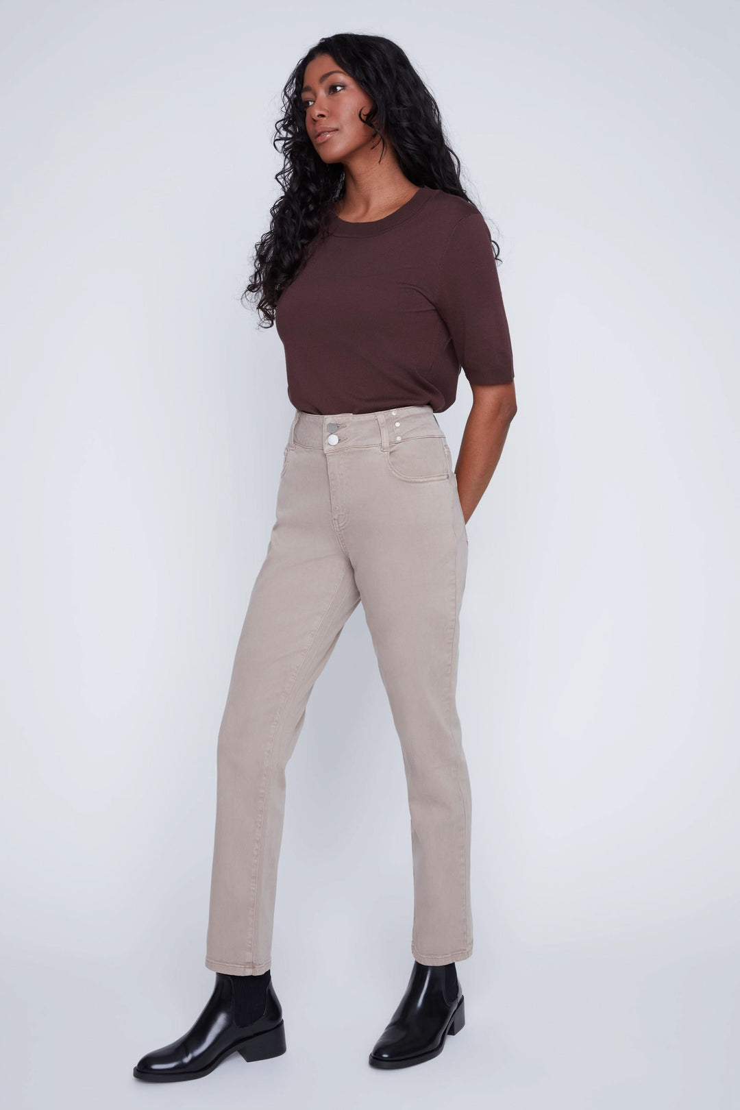 Pantalon en tencel à coupe droite et taille haute sur modèle féminin, idéal pour un look professionnel ou décontracté.