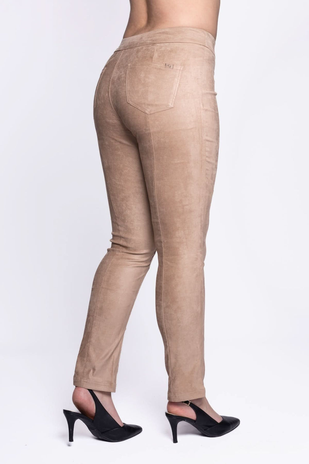 Pantalon en velours extensible, taille à enfiler, coupe ajustée, couleur beige avec poches arrière.