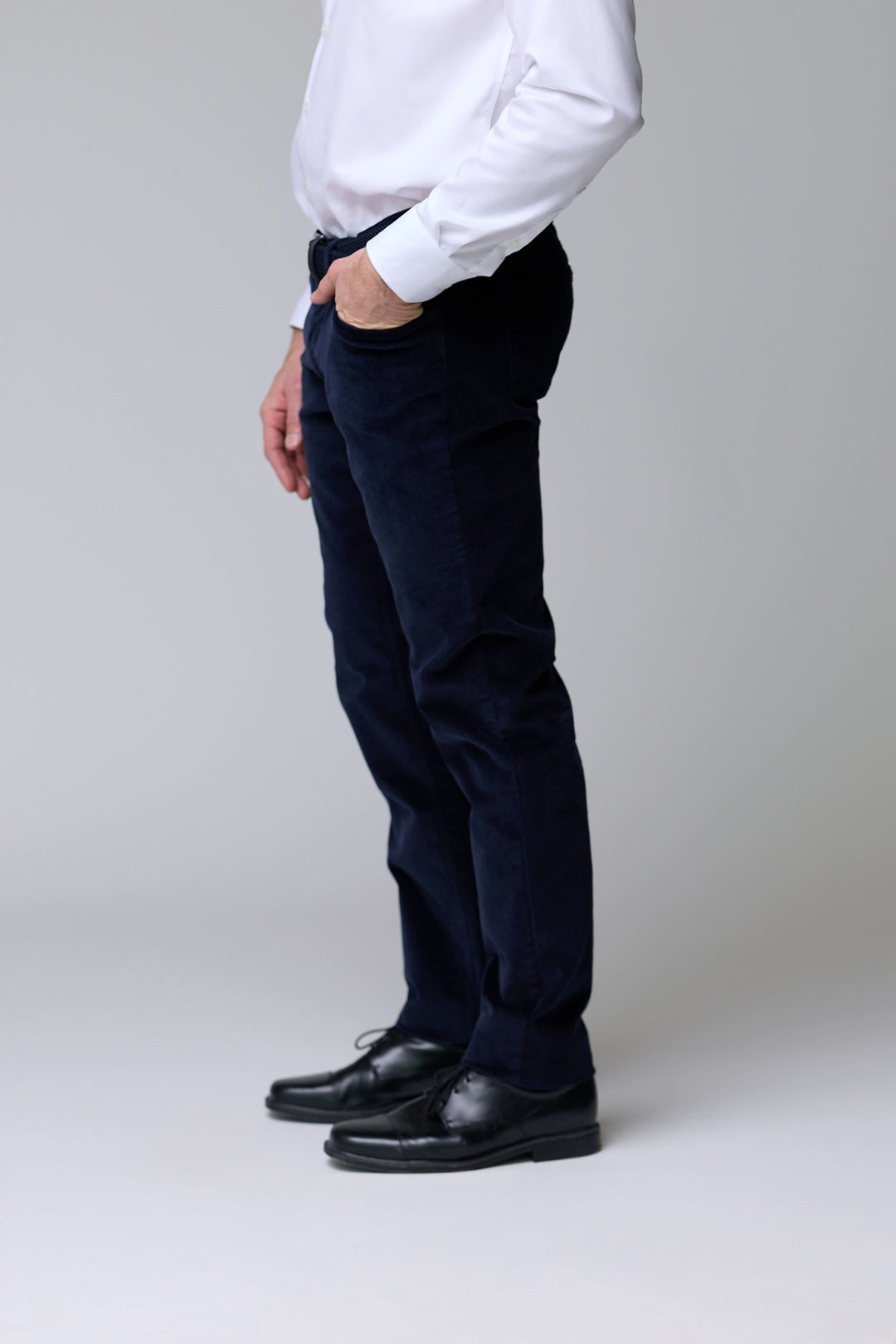 Homme portant un pantalon en velours côtelé bleu marine, style élégant et décontracté, idéal pour la saison froide.