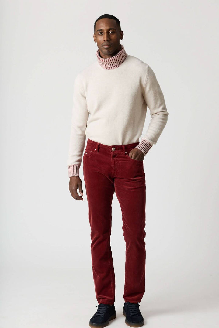 Homme portant un Pantalon en velours côtelé cinq poches Michelangelo rouge, coupe regular slim, pour un style casual chic.