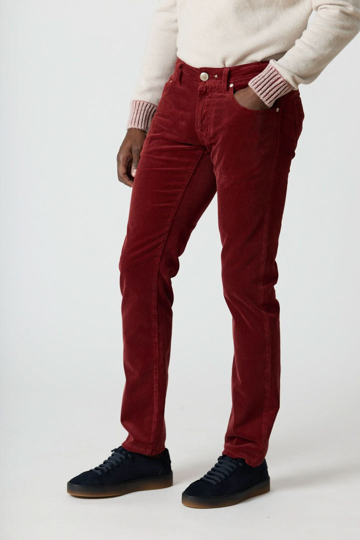 Pantalon en velours côtelé cinq poches Michelangelo rouge pour homme, coupe regular slim, élégant et confortable pour un style casual chic.