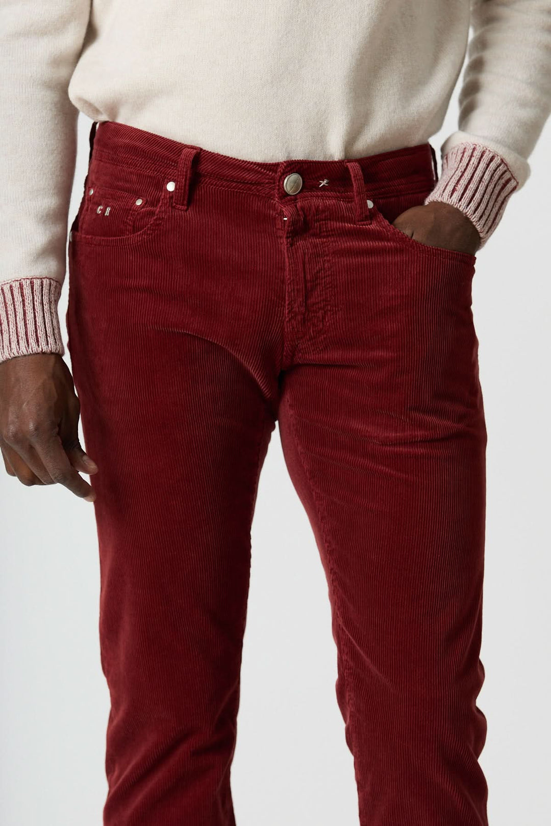 Pantalon en velours côtelé cinq poches Michelangelo en rouge, coupe regular slim, confort et élégance pour un style casual chic.