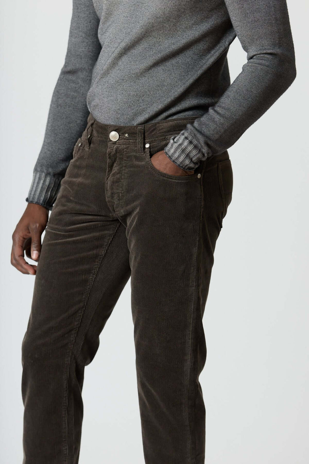 Homme portant un Pantalon en velours côtelé cinq poches Michelangelo, coupe regular slim, de couleur marron avec pull gris.