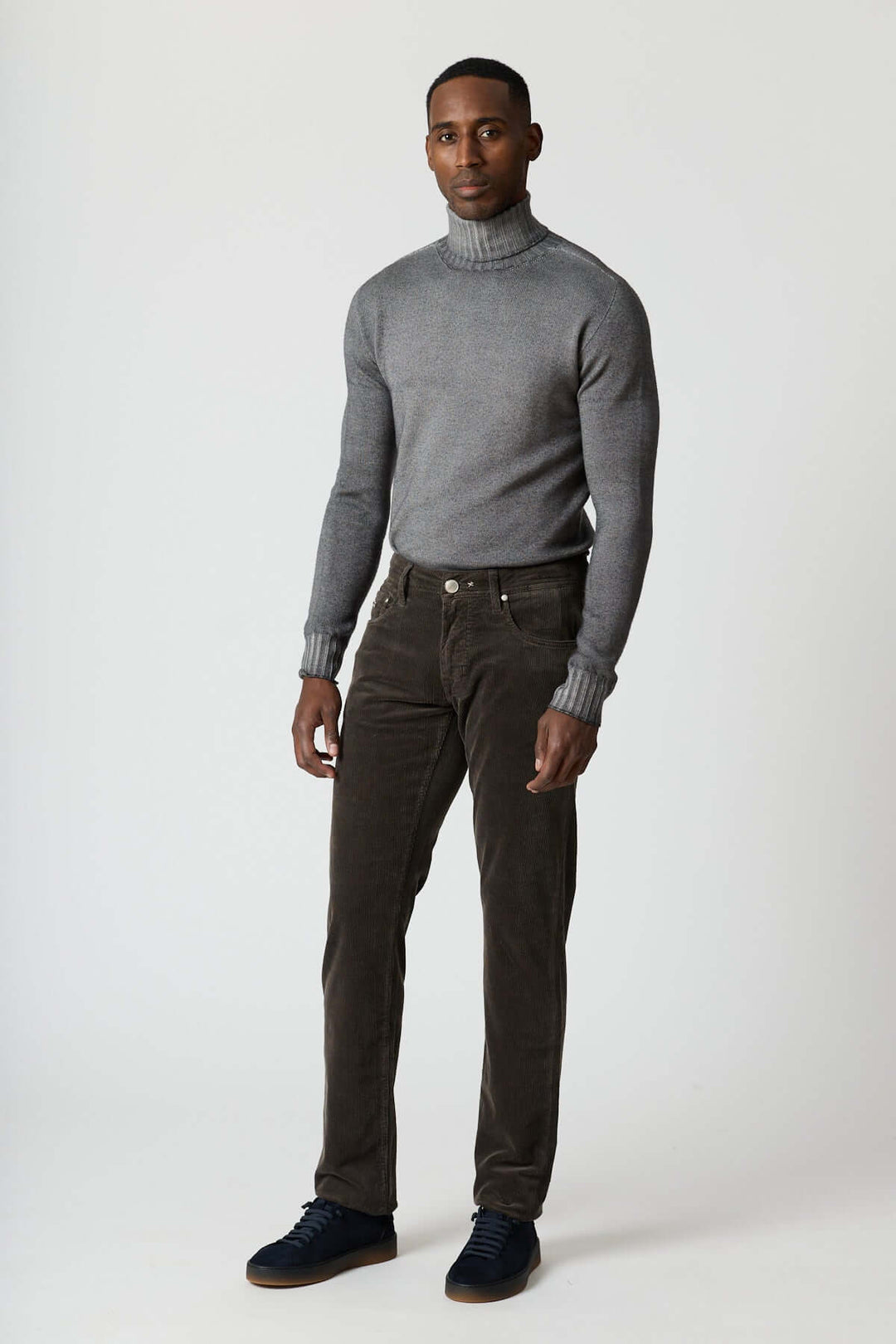 Homme portant un pantalon en velours côtelé cinq poches Michelangelo, coupe regular slim, style casual chic élégant.