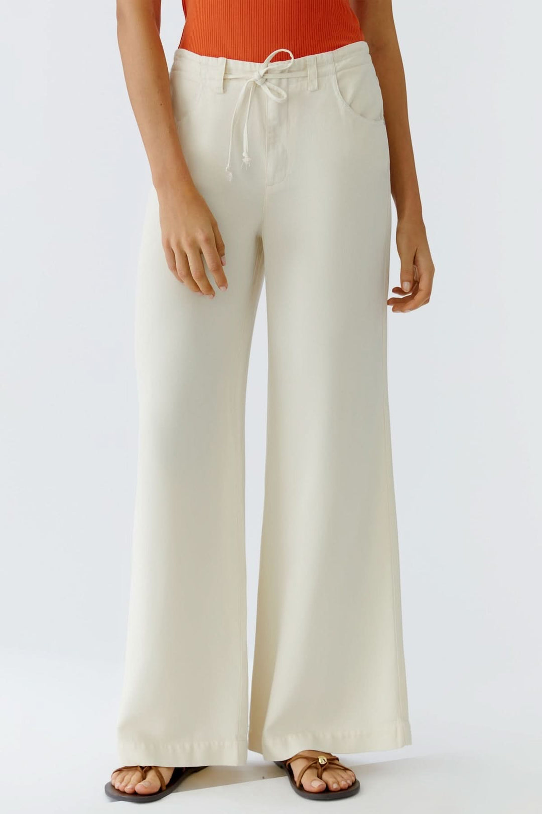 Pantalon fluide à cordon de serrage, coupe large et élégante, pour un look moderne et confortable. Taille élastique avec poches pratiques.