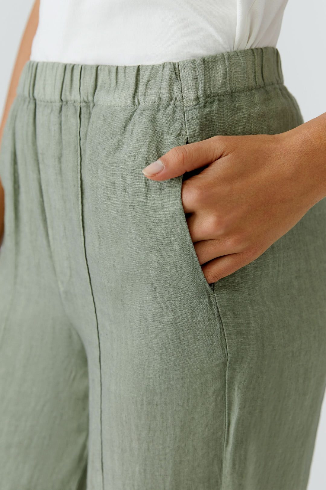 Pantalon fluide en lin à jambe large avec poche latérale et taille élastiquée pour un confort optimal.
