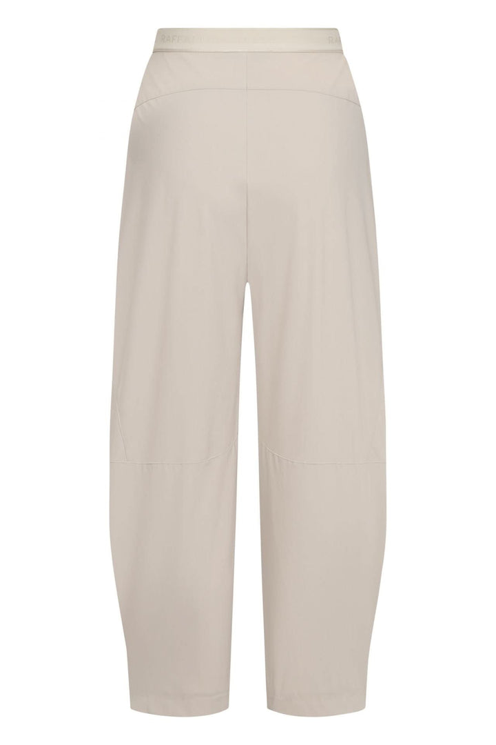 Pantalon fluide à jambe large beige avec taille structurée pour un look moderne et confortable.