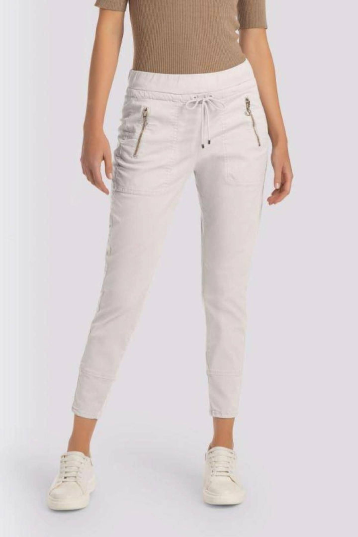 Pantalon fuselé Easy active en gabardine stretch, taille élastique et poches zippées, look décontracté.