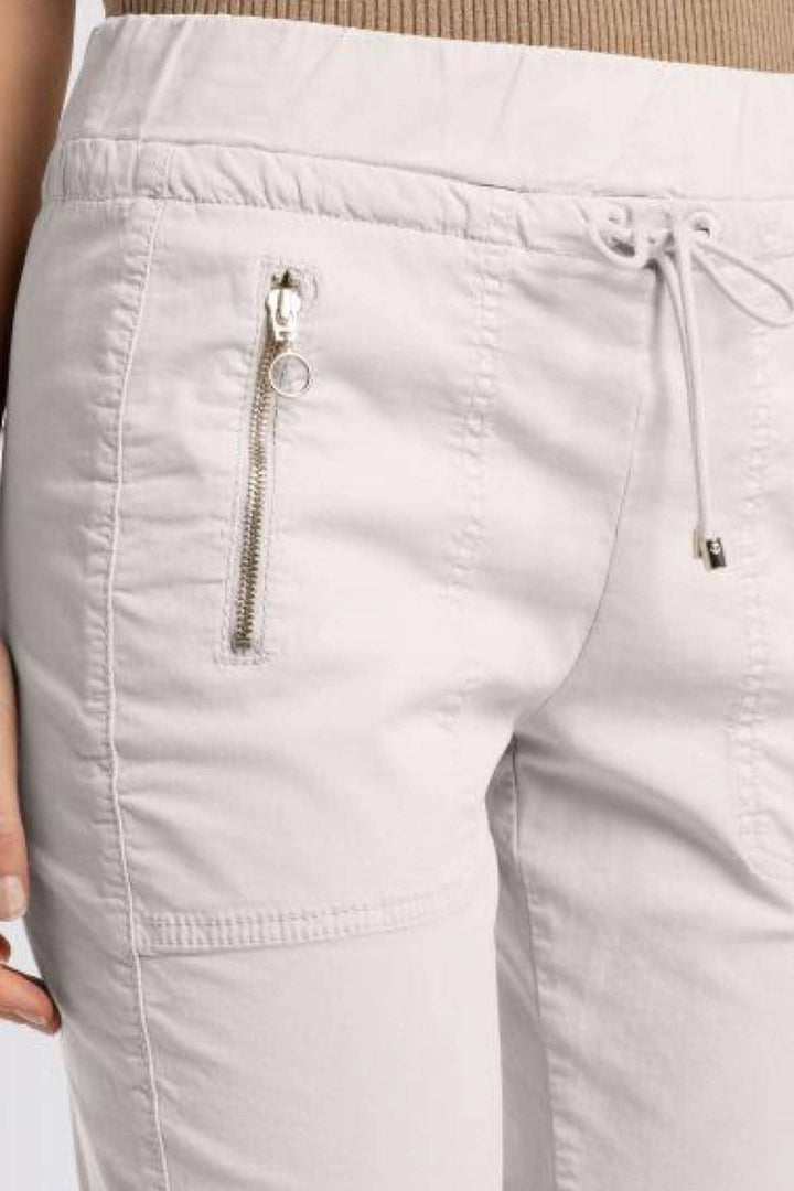 Pantalon fuselé Easy active en gabardine stretch avec poches zippées et taille élastique.