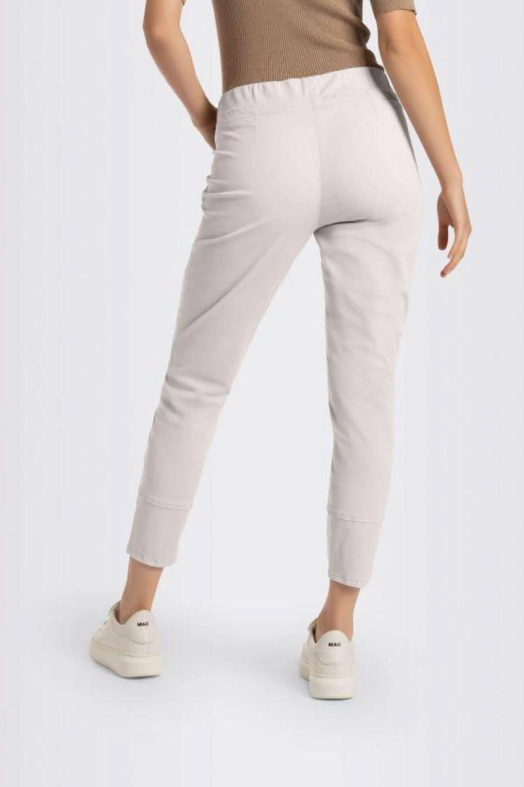 Pantalon fuselé Easy active en gabardine stretch beige, vue arrière, taille élastique, poches latérales.