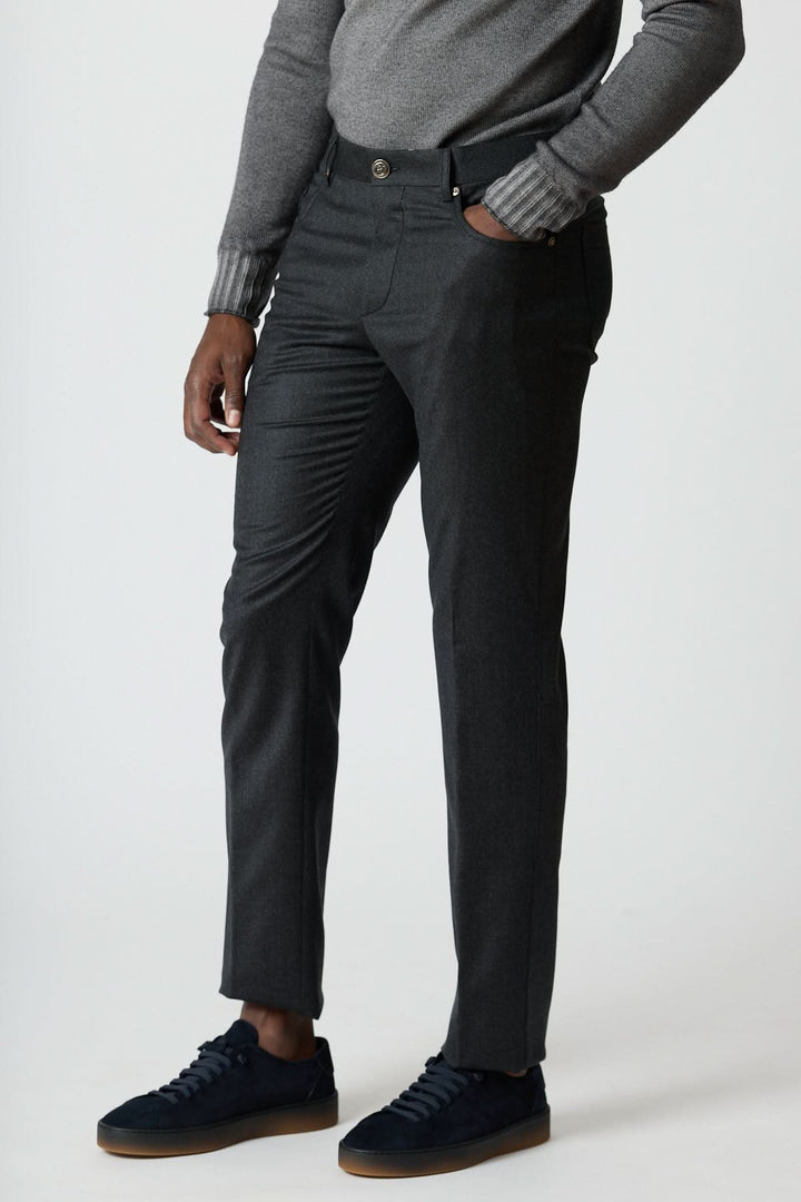 Homme portant un élégant pantalon habillé 5 poches en laine, coupe ajustée, idéal pour le bureau et occasions chic décontractées.