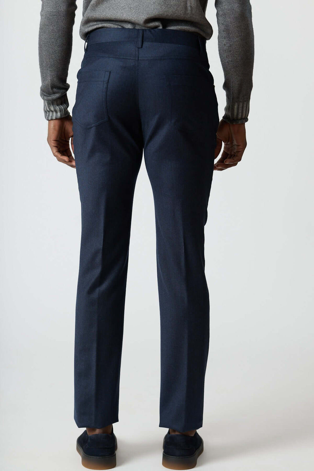 Homme portant un pantalon habillé 5 poches en laine, vue arrière, couleur bleu marine, coupe ajustée, tissu en pure laine.