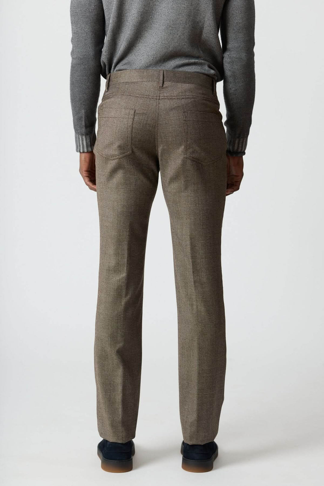 Homme portant un pantalon habillé 5 poches en laine de Corneliani, vue arrière montrant la coupe ajustée et le style élégant. 