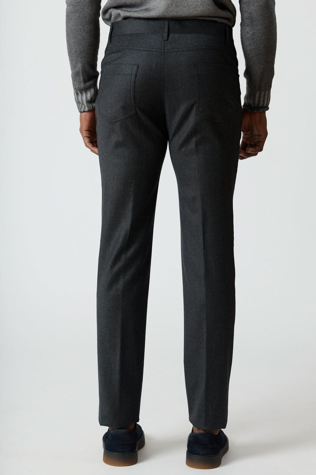 Homme portant un pantalon habillé 5 poches en laine de Corneliani, coupe ajustée élégante pour bureau et occasions décontractées.