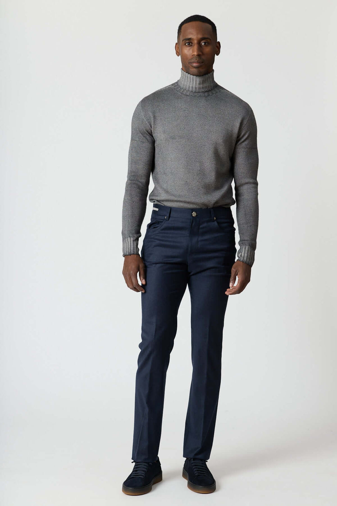 Homme portant un pantalon habillé 5 poches en laine, coupe ajustée, élégant et confortable, idéal pour bureau et occasions chic.