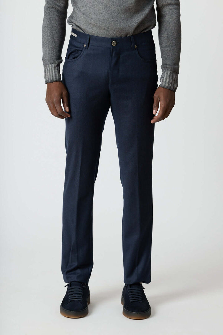 Pantalon habillé 5 poches en laine porté par un modèle homme, elegant et polyvalent pour bureau et occasions décontractées.