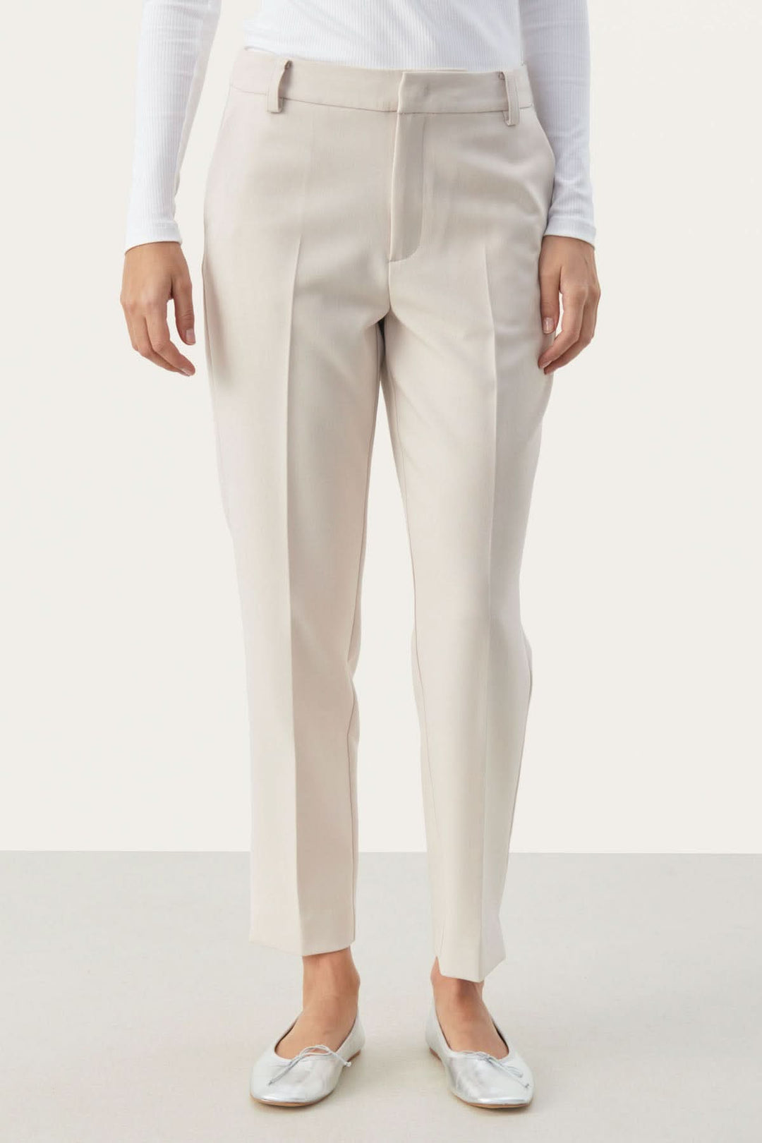 Pantalon habillé Urbana, coupe fuseau élégante, tissu léger, poches pratiques, finition raffinée avec fente à la cheville.