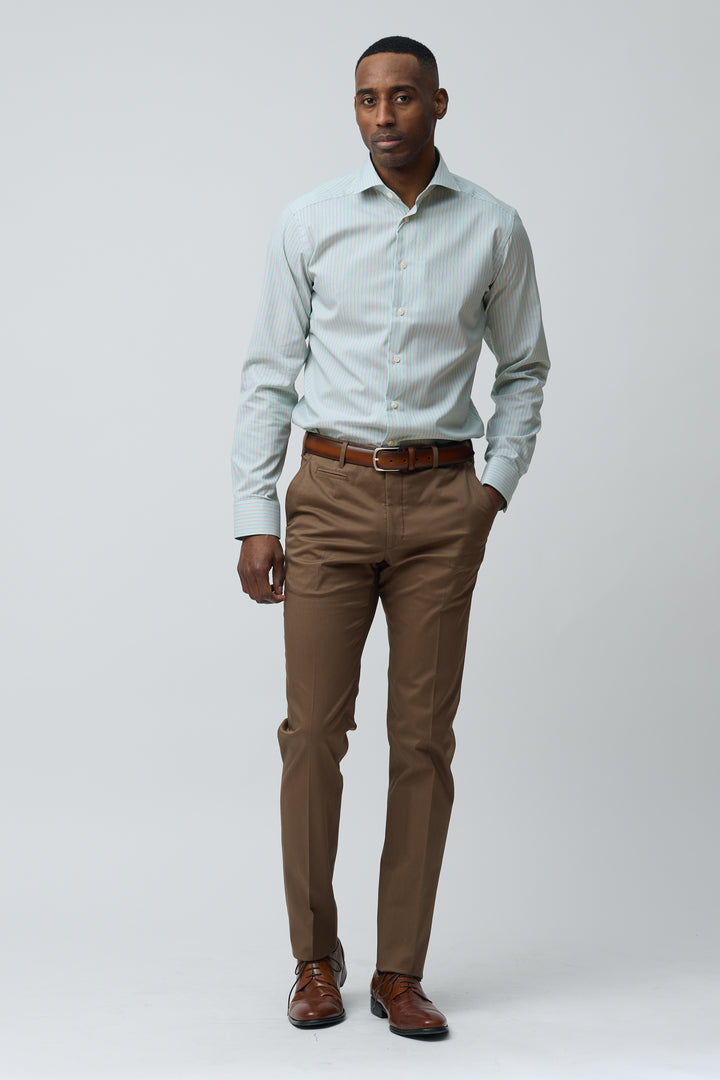 Pantalon habillé coupe ajustée marron avec chemise; parfait pour un look professionnel élégant et confortable. Décris moi le produit en français.
