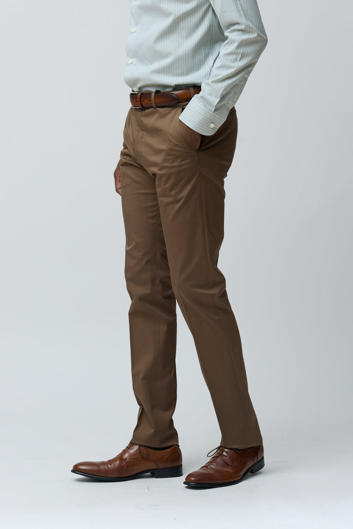 Pantalon habillé coupe ajustée marron pour un look professionnel chic avec chemise, idéal pour diverses occasions.