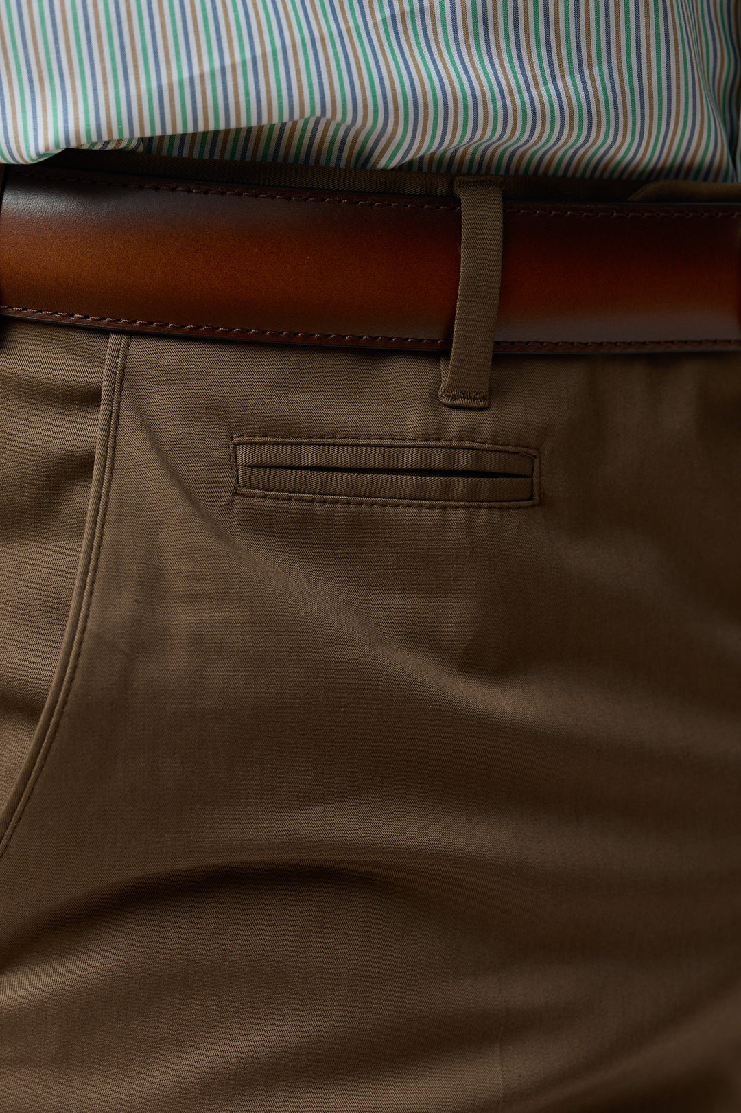 Pantalon habillé coupe ajustée marron avec ceinture, parfait pour une tenue élégante au quotidien.
