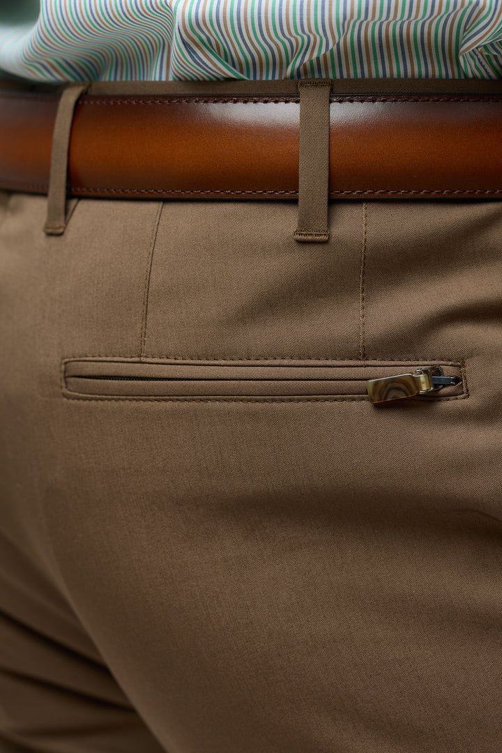 Pantalon habillé coupe ajustée marron, vue arrière avec ceinture en cuir et chemise rayée, fermeture à bouton et glissière.
