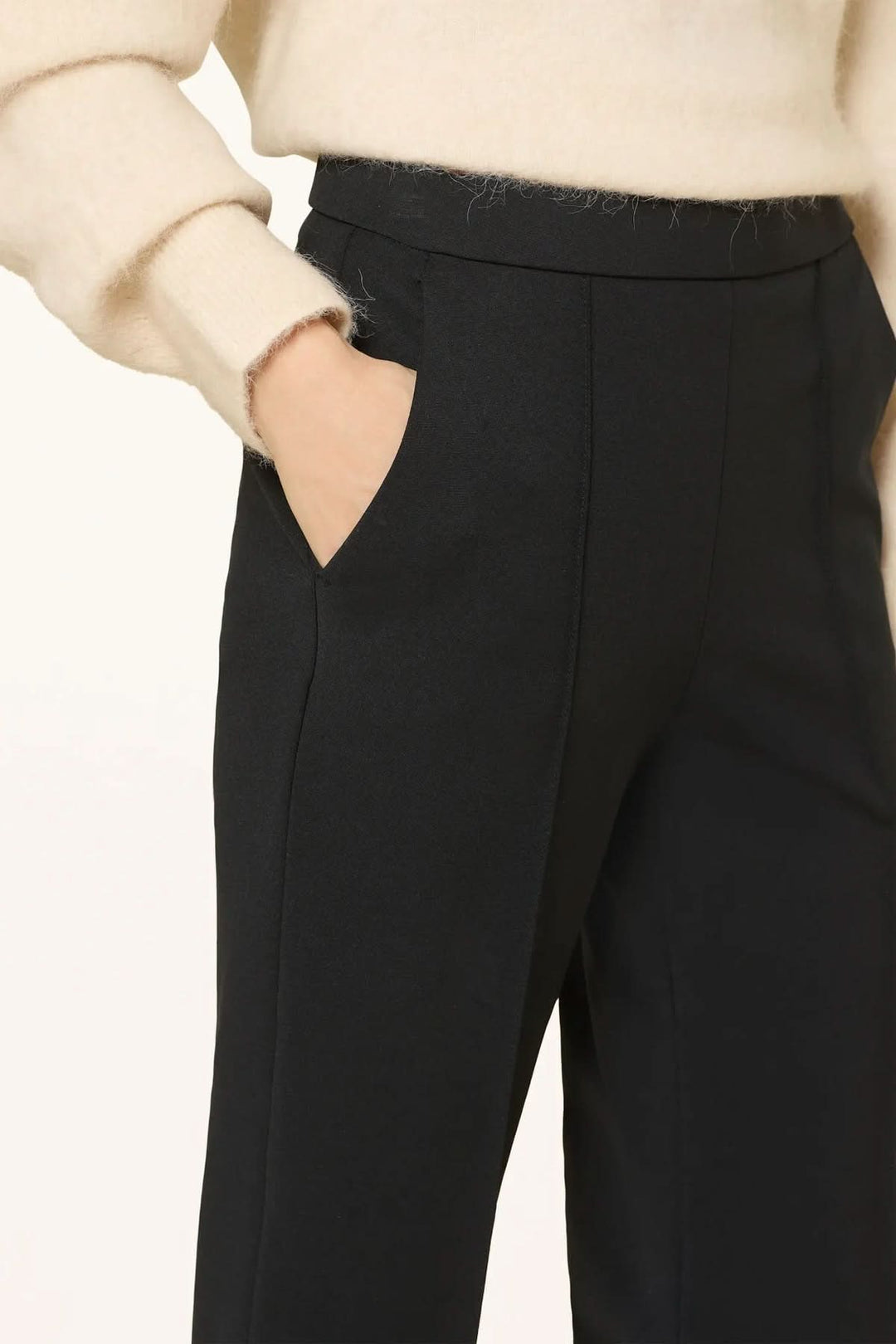 Pantalon habillé coupe droite à plis marqués avec taille lisse et poches latérales, idéal pour un look bureau élégant.