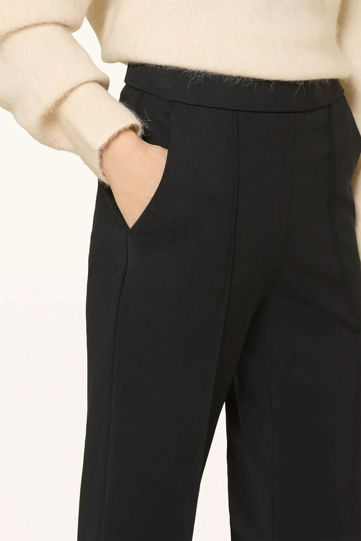 Pantalon habillé coupe droite à plis marqués avec taille lisse et poches latérales, idéal pour un look bureau élégant.