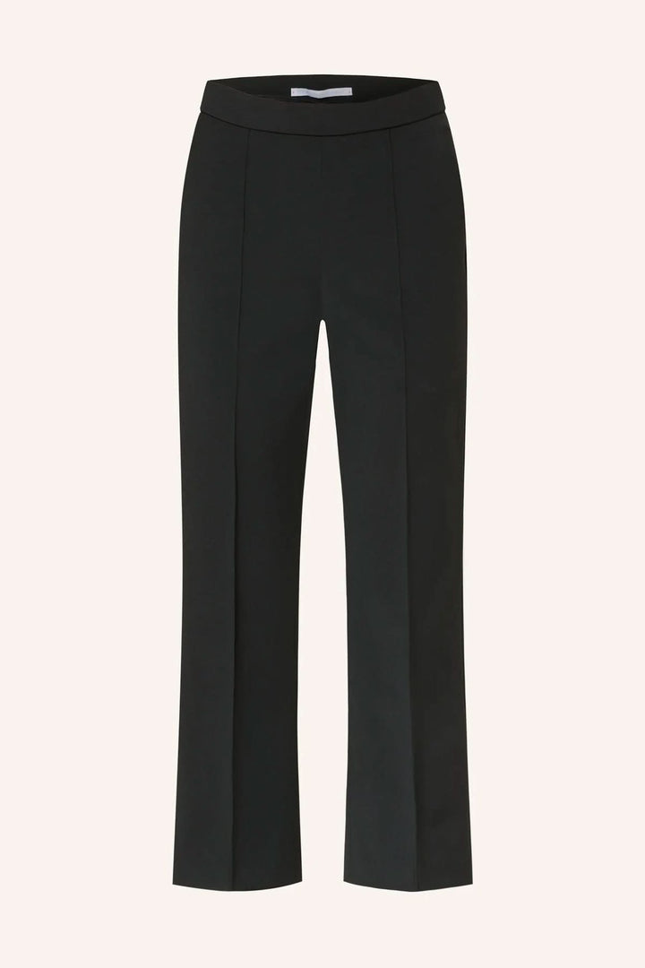 Pantalon habillé coupe droite à plis marqués avec taille lisse et plis piqués, vue avant sur fond neutre.