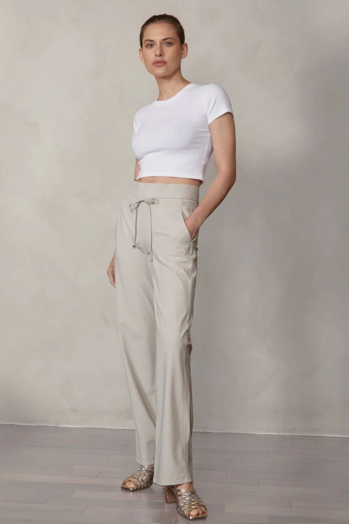 Femme portant le Pantalon habillé droit Candice avec t-shirt blanc, soulignant une silhouette élégante et confortable, poches visibles.