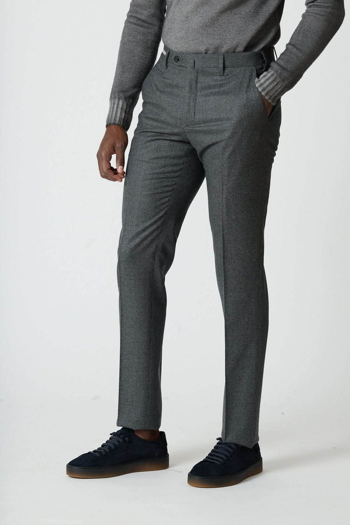 Pantalon habillé en laine à petits carreaux pour homme, élégance et confort avec motifs subtils et coupe ajustée.