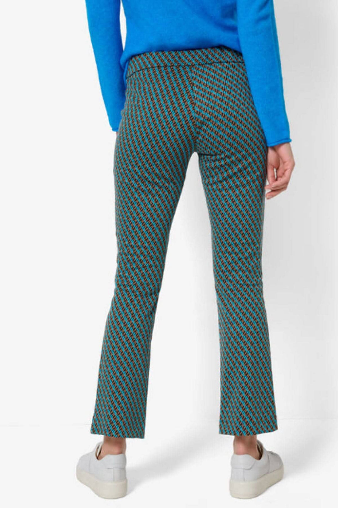 Pantalon imprimé Malou, skinny bootcut, avec taille régulière et design coloré, portée de dos.
