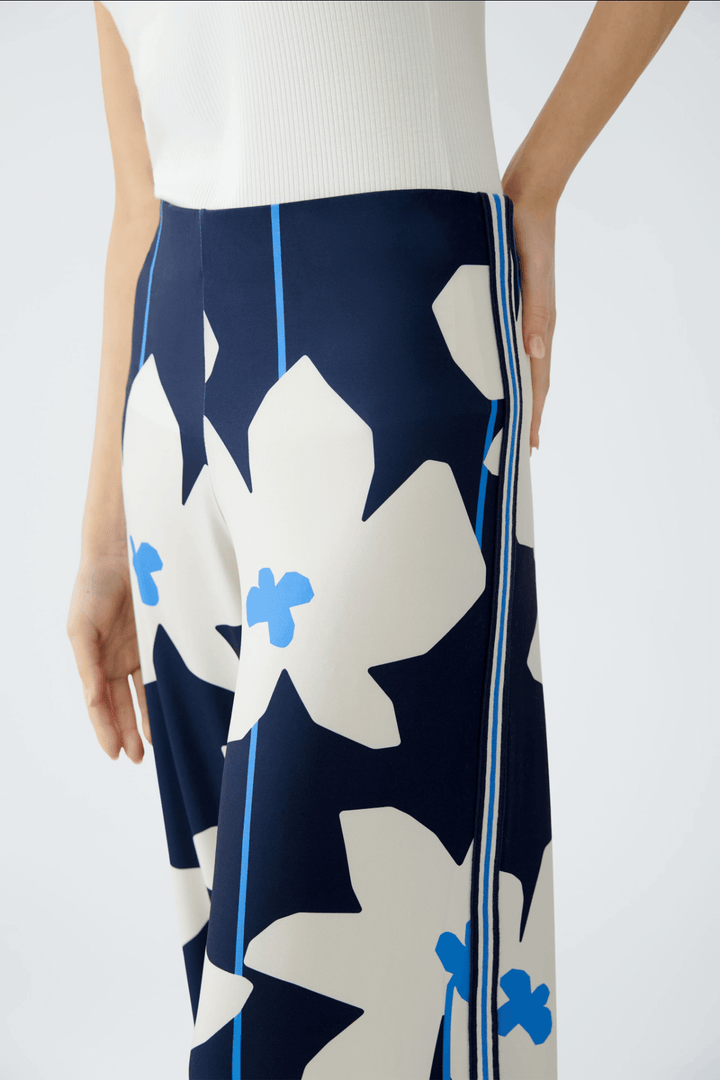 Pantalon imprimé floral avec coupe ample et taille élastiquée, idéal pour un look chic et décontracté.