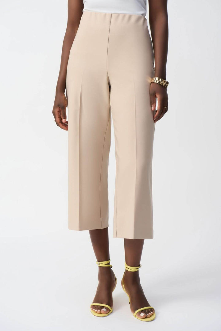 Pantalon à jambe large beige taille haute, élégant et confortable, idéal pour un look décontracté ou formel.