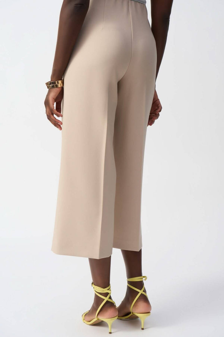Pantalon à jambe large beige, taille haute, longueur cheville, pour un look élégant et décontracté.